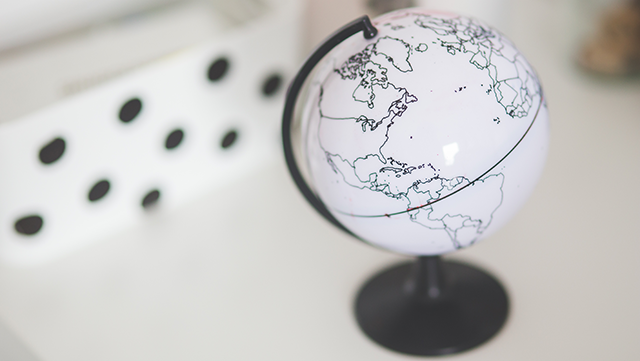 globe-kaboompics-pixabay-640x361 Kleiner Globus auf Schreibtisch