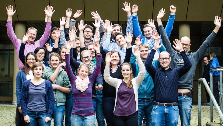 Gruppenfoto der AG Luinstra; Personen strecken ihre Arme in die Luft