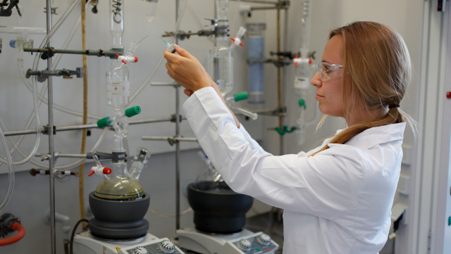 Teaser_Forschung_Institut_OC_1(640x361) Junge Frau im Labor