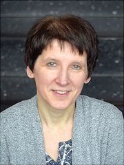 Person im Profil vor Treppe als Hintergrund