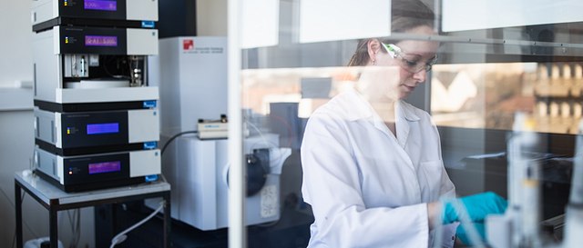 Laborantin bereitet am Abzug Proben vor