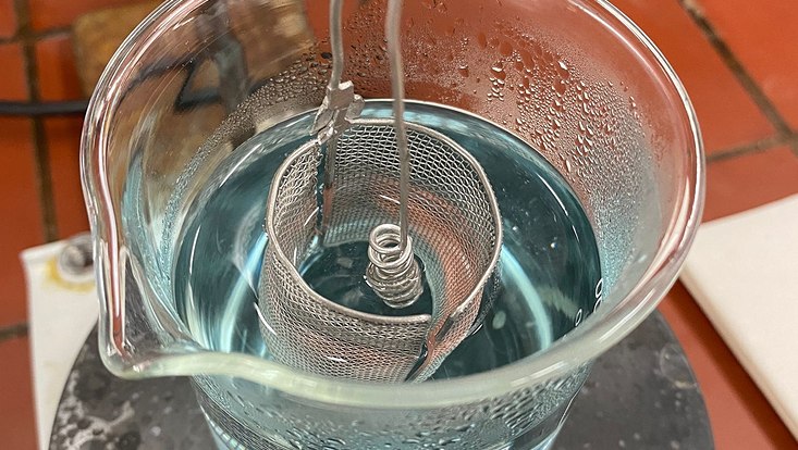 ac-praktikum-2023-2-733x414 Zu sehen ist eine Redoxreaktoon mit Kupfer und Gitterelektrode.