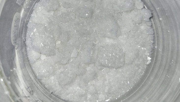 oc-praktikum-2023-2-733x414 weiße Kristalle in einer Kristallisierschale