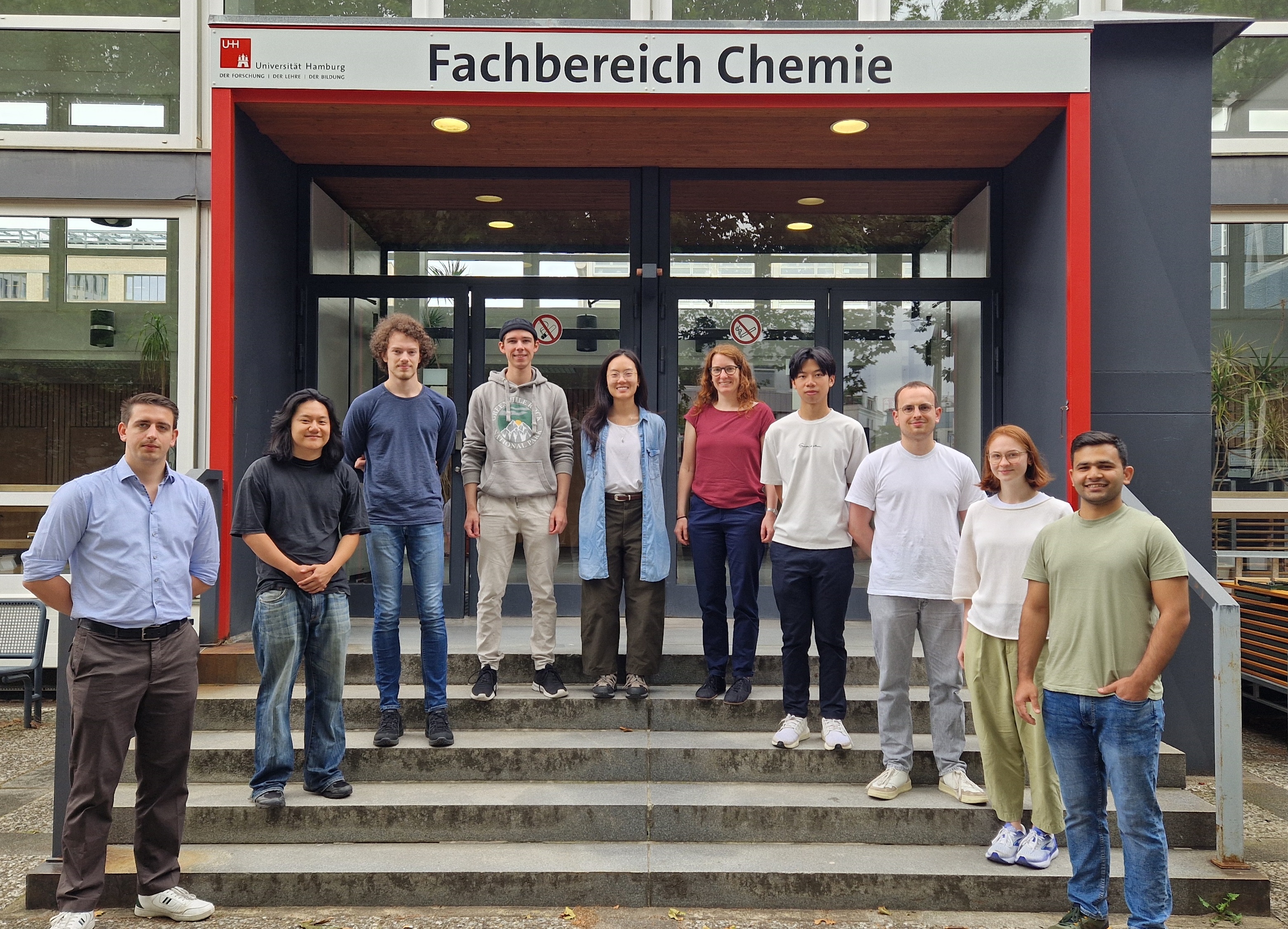 Gruppenbild der AG Vondung vor dem Hörsaaleingang FB Chemie