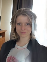 Suchas macht ein Selfie und lächelt in die Kamera.