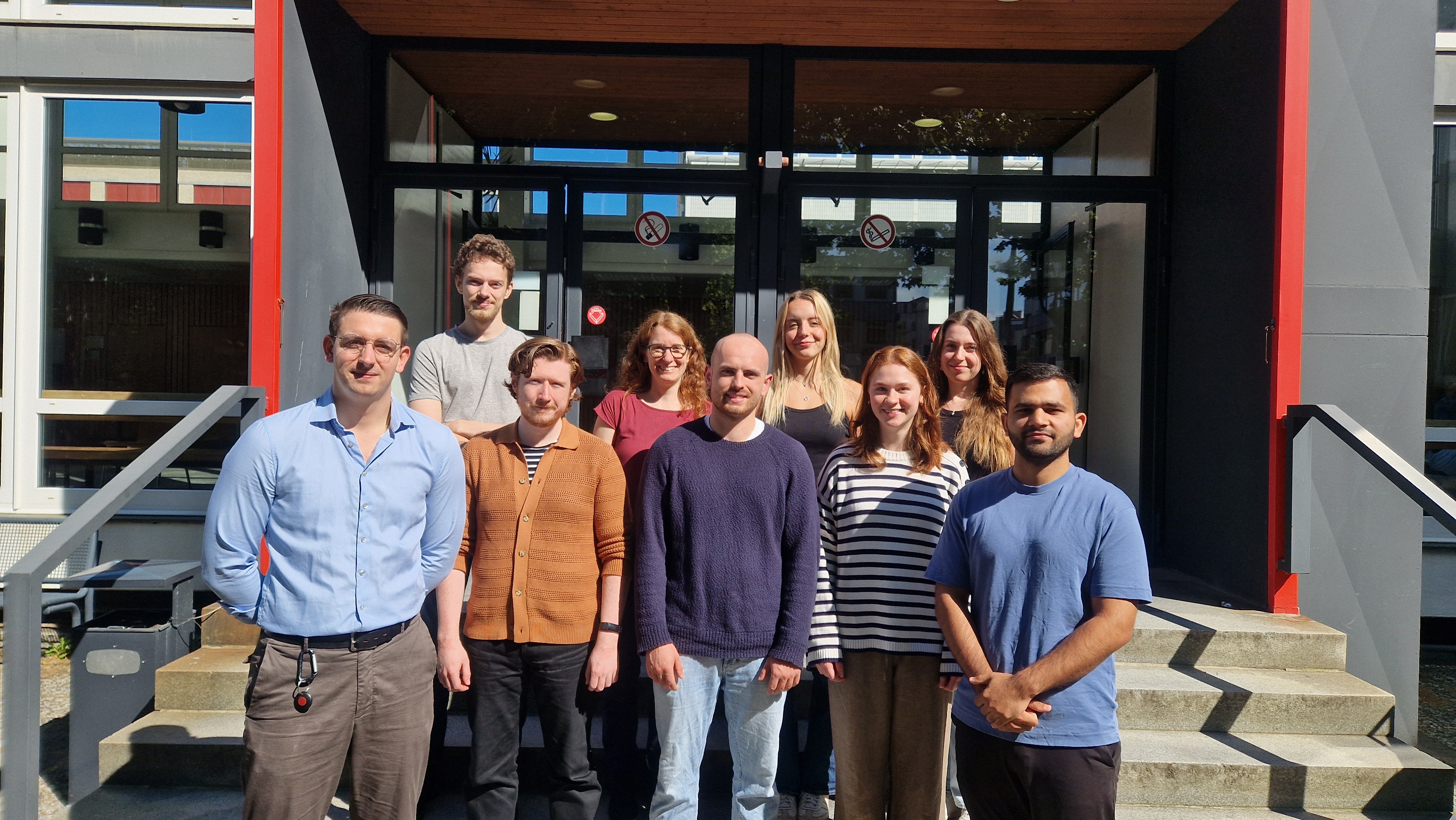 Gruppenbild der AG Vondung vor dem Hörsaaleingang FB Chemie